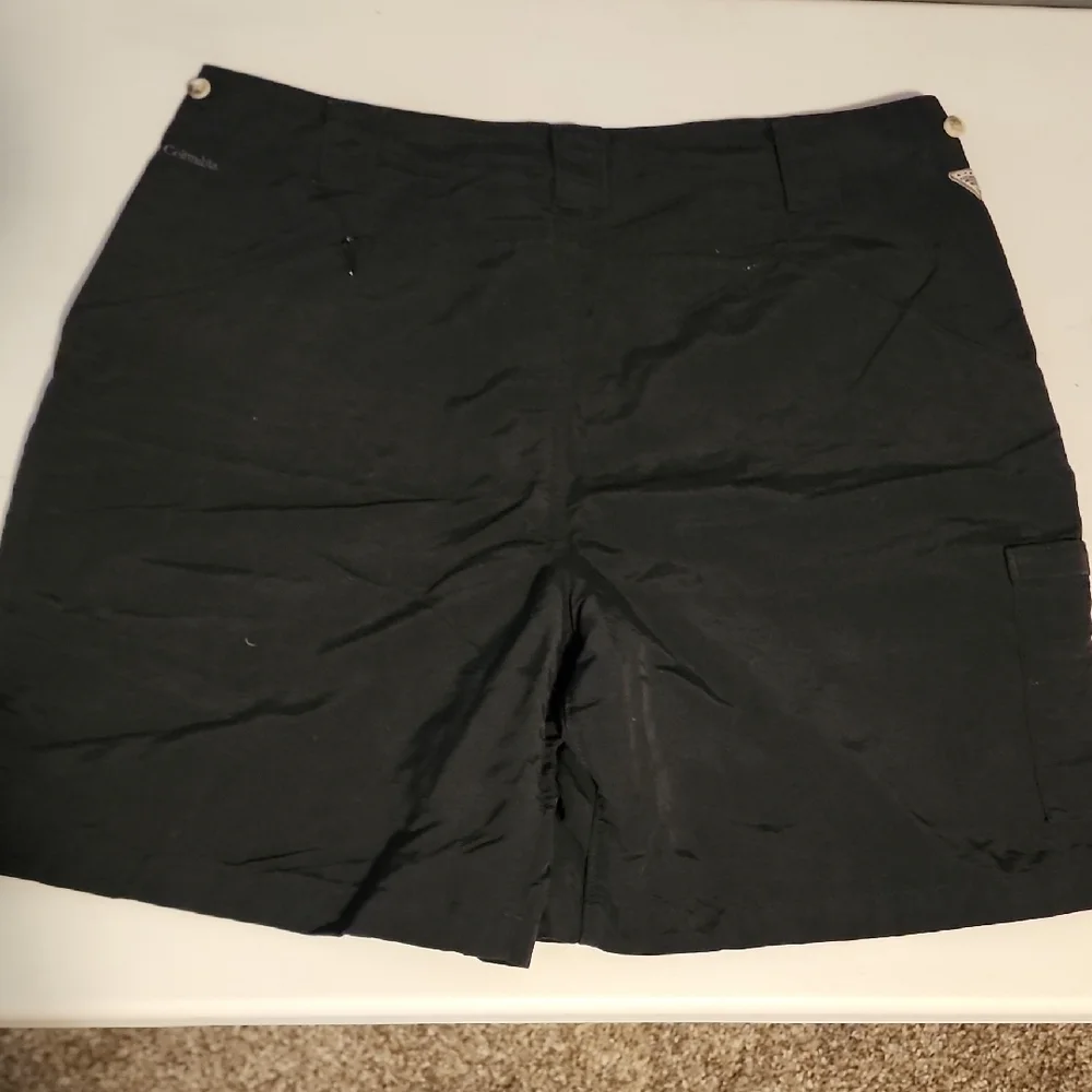 Columbia Women's Black Cargo Shorts In 8L - Picture 6 of 7
